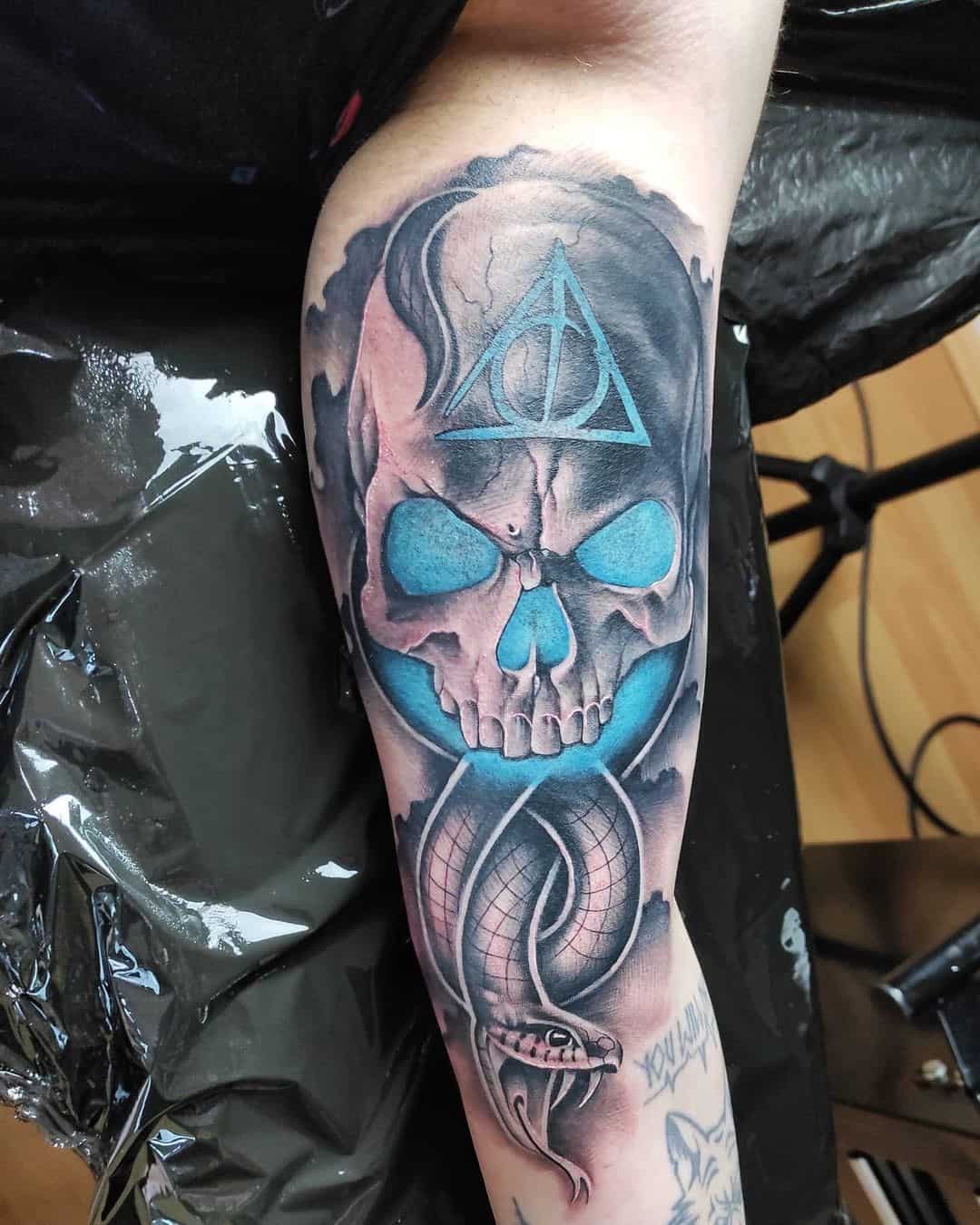 Tatuaje de antebrazo de mortífago negro y azul