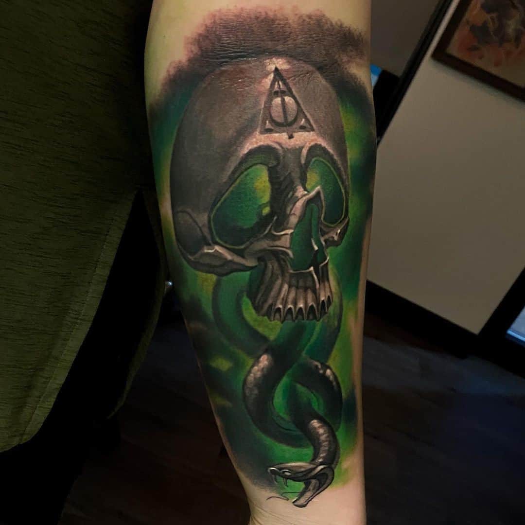 Diseño de brazo verde de tatuaje de mortífago