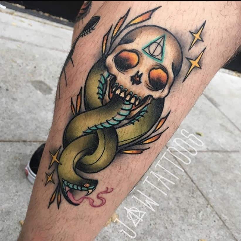 Diseño colorido de la pierna del tatuaje del mortífago 