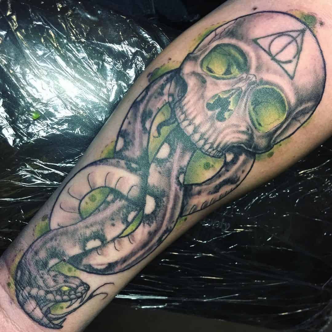 Tinta artística del brazo del tatuaje del mortífago