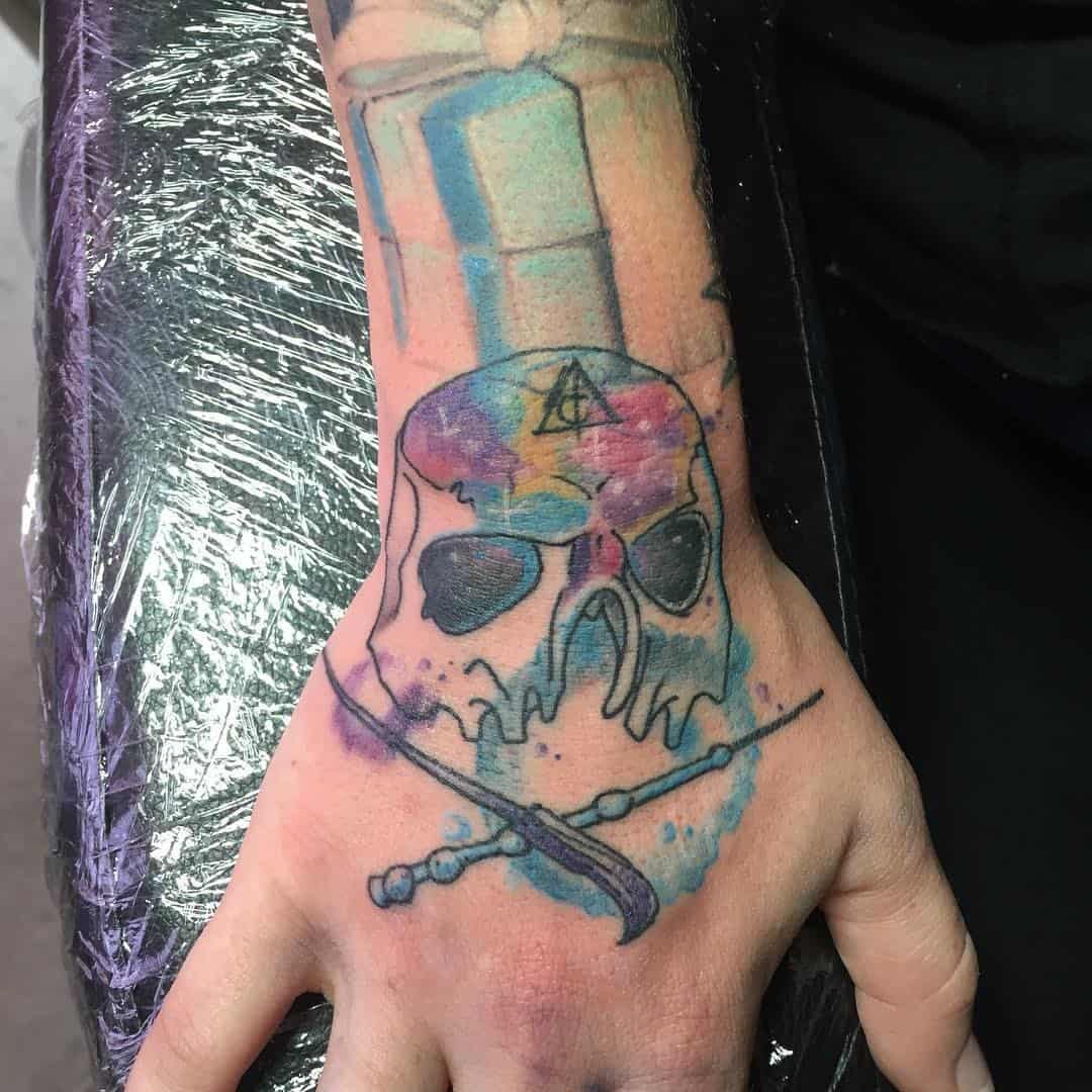 Tatuaje en el brazo, mortífago colorido