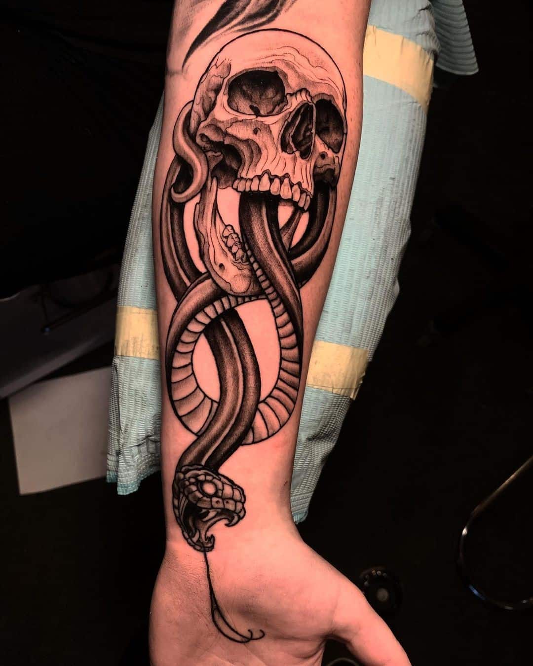 Tatuaje detallado del mortífago del brazo negro