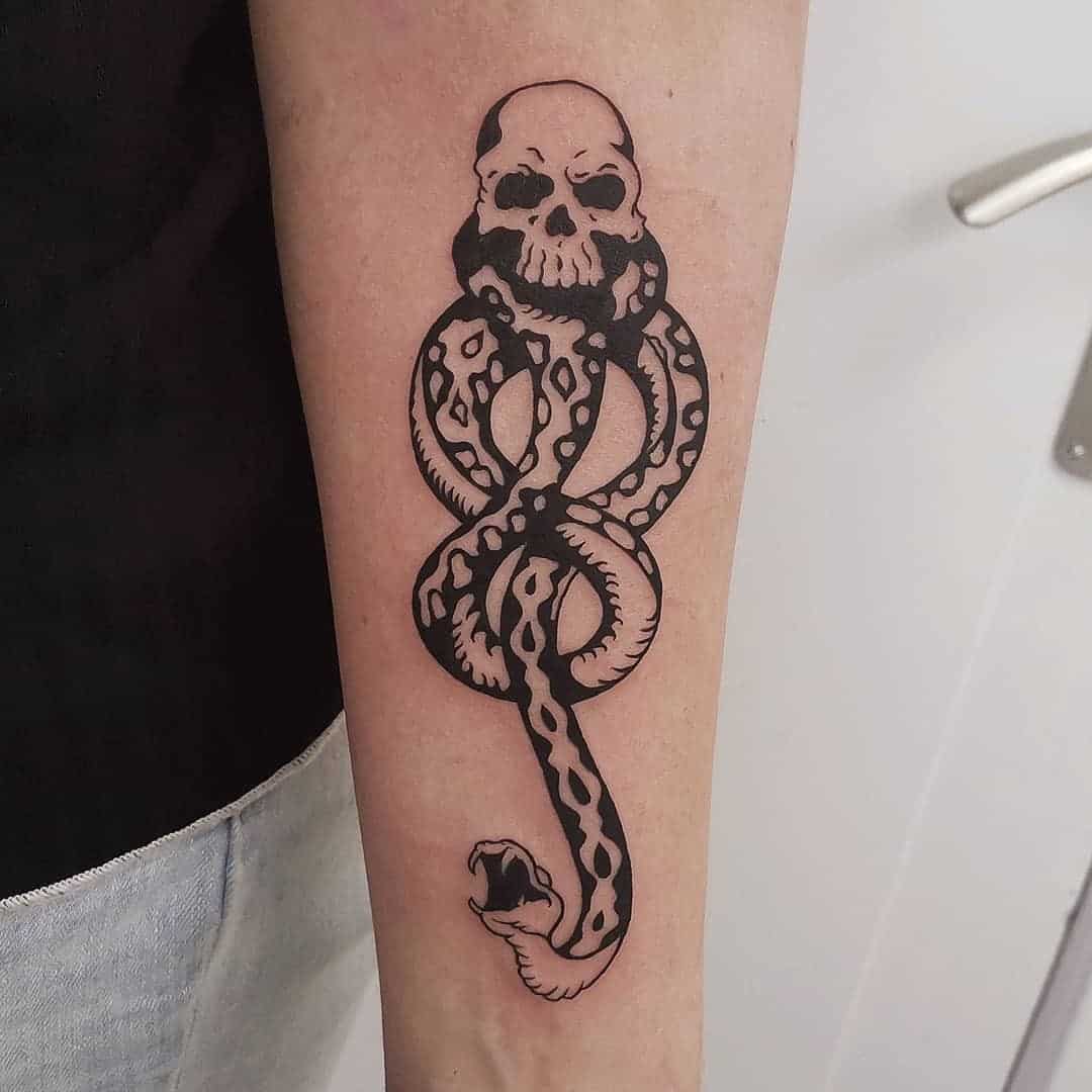 Diseño de antebrazo tatuaje de mortífago