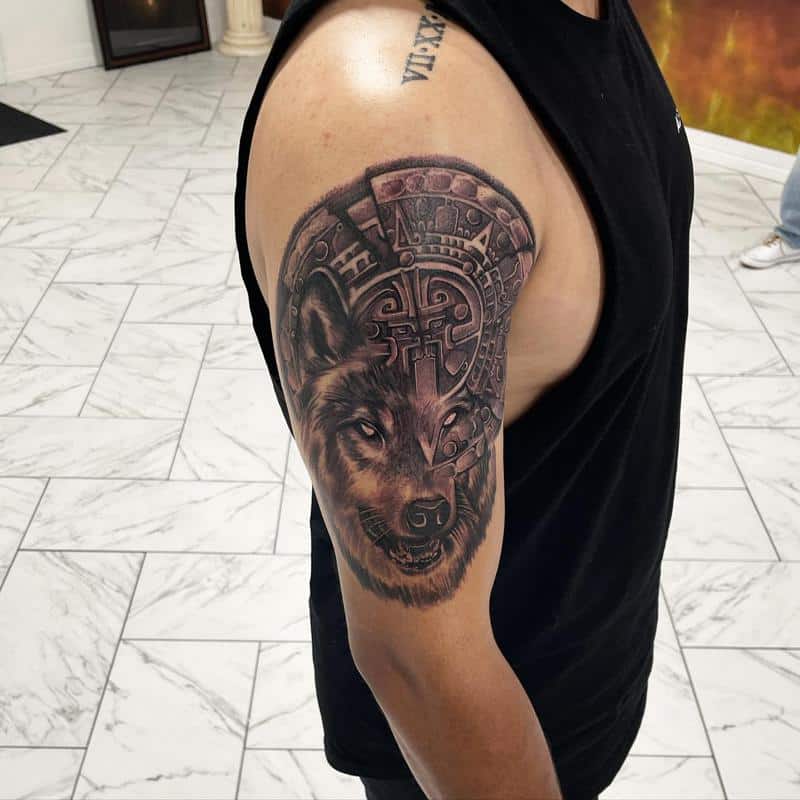Tatuaje de bíceps azteca 1