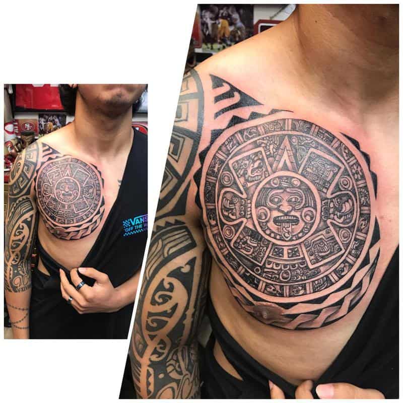Tatuaje en el pecho azteca 1