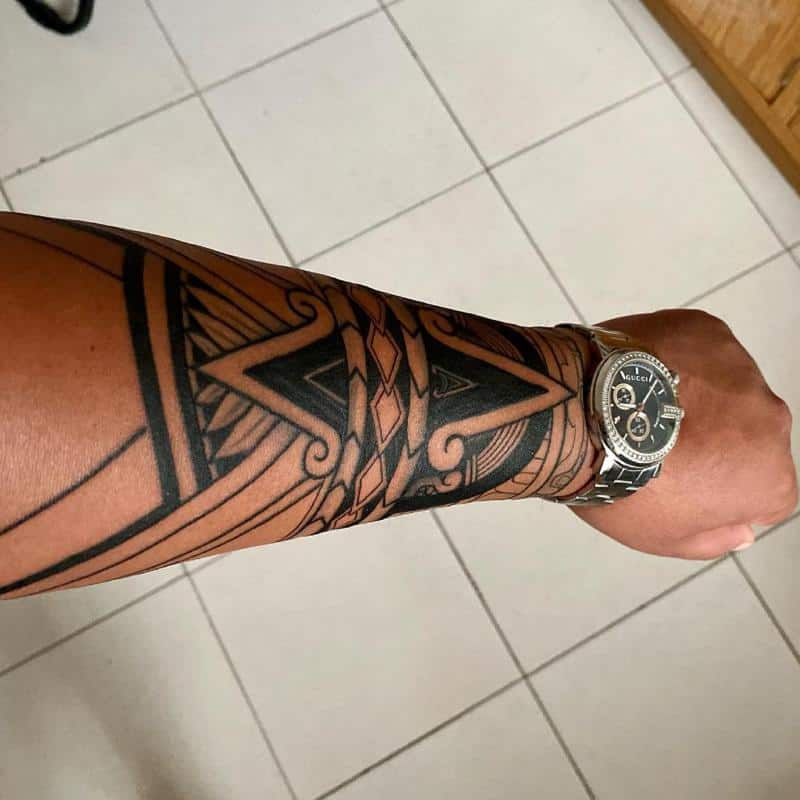 Tatuaje de formas geométricas aztecas 3