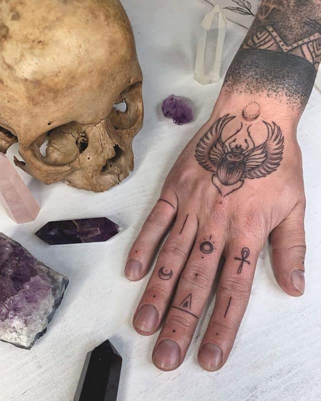 Tatuajes egipcios Colocación de manos o dedos