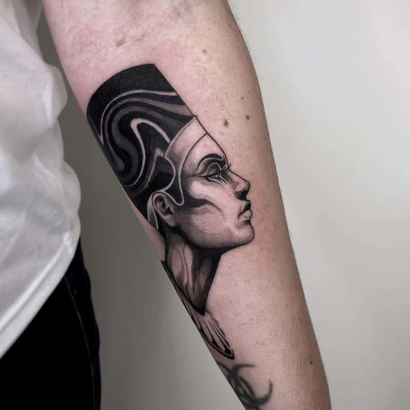 Colocación de tatuajes egipcios en el brazo interno