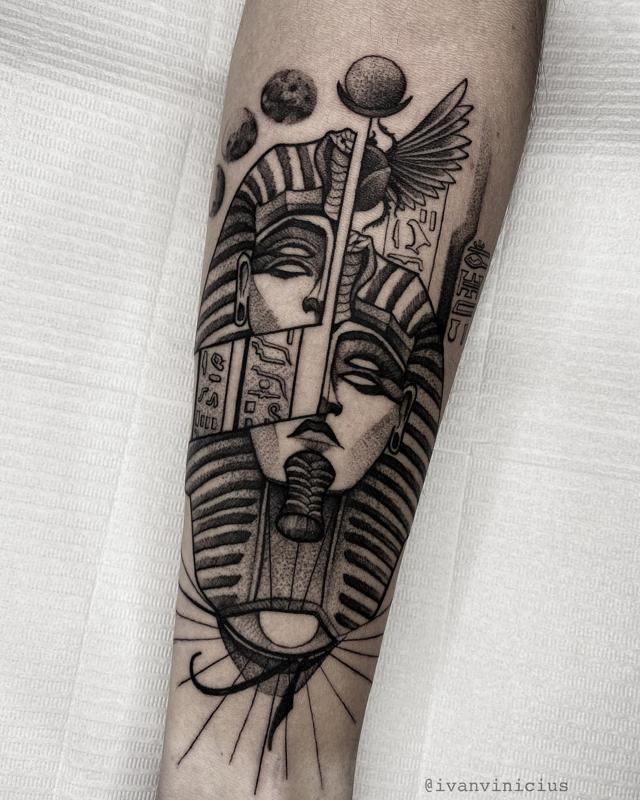 Colocación de antebrazo de tatuajes egipcios