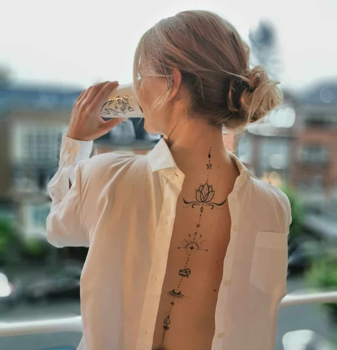 Ideas de tatuajes de columna vertebral Impresión negra 