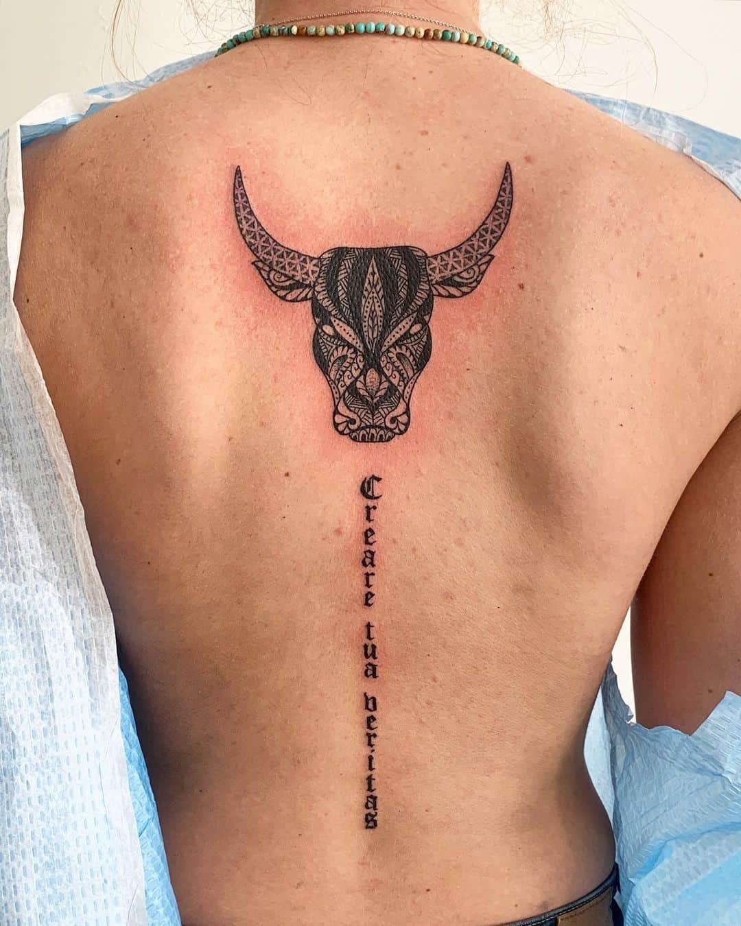 Tatuajes en la columna vertebral inspirados en toros