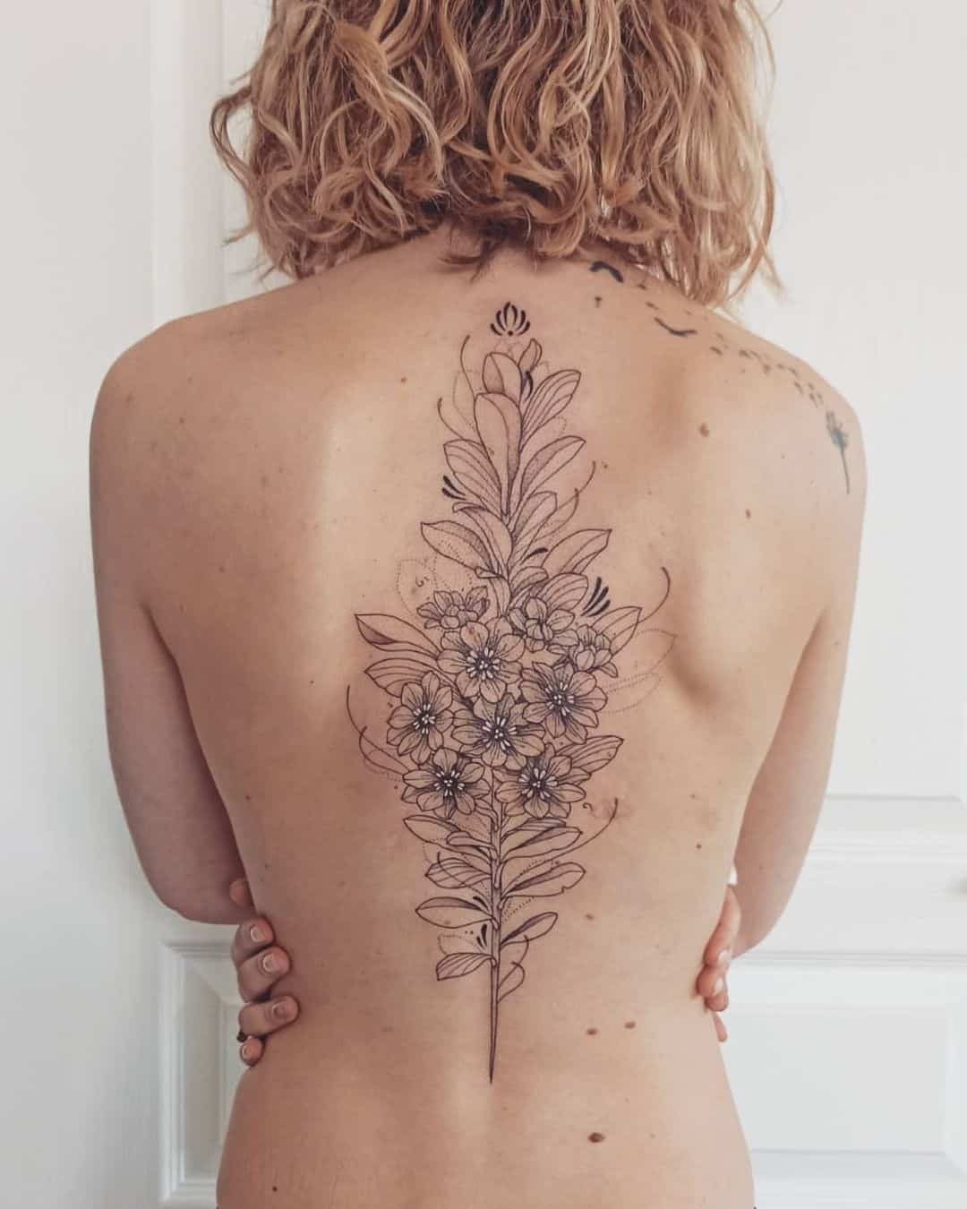 Tatuajes en la columna vertebral Estampado de flores femeninas 