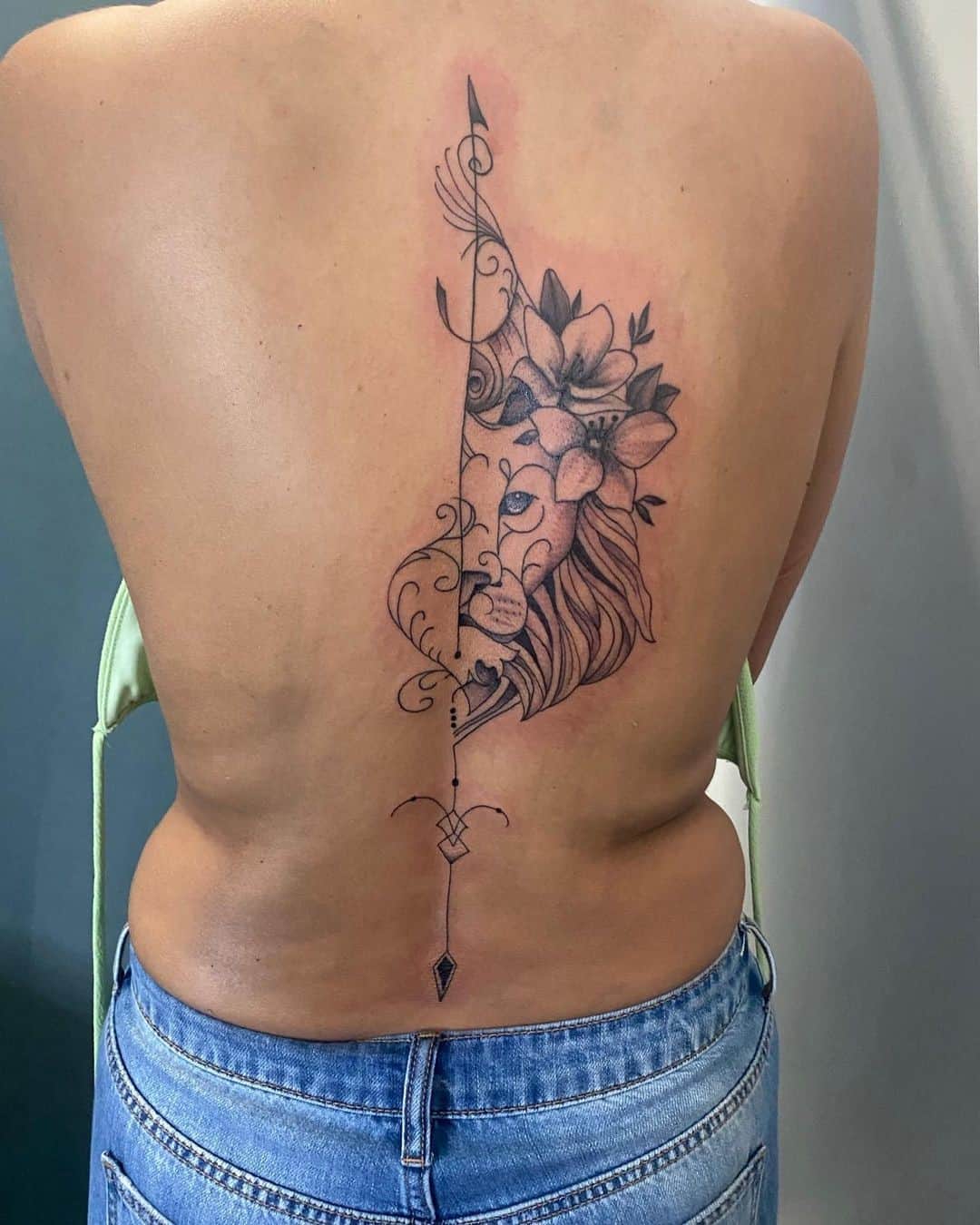 Ideas de tatuaje de columna vertebral Impresión de león 