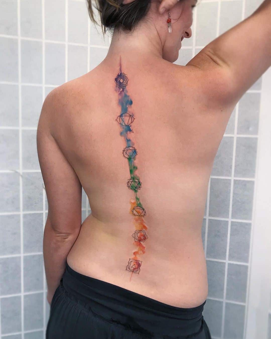 Tatuaje de columna inspirado en chakra colorido brillante