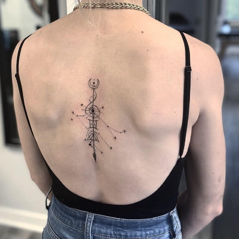 Tatuaje geométrico en la columna vertebral para mujer. 