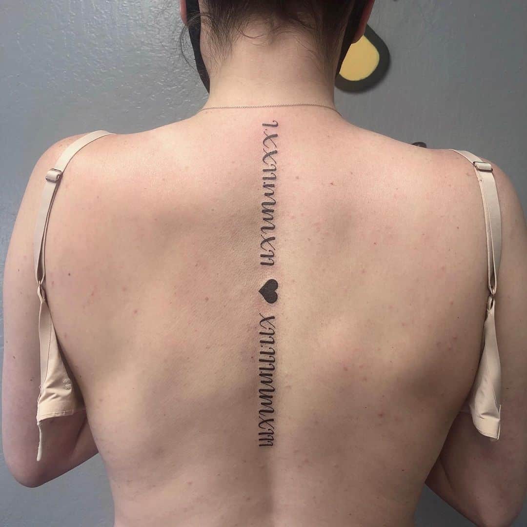 Fecha inspirada en el tatuaje de la columna vertebral para mujeres 