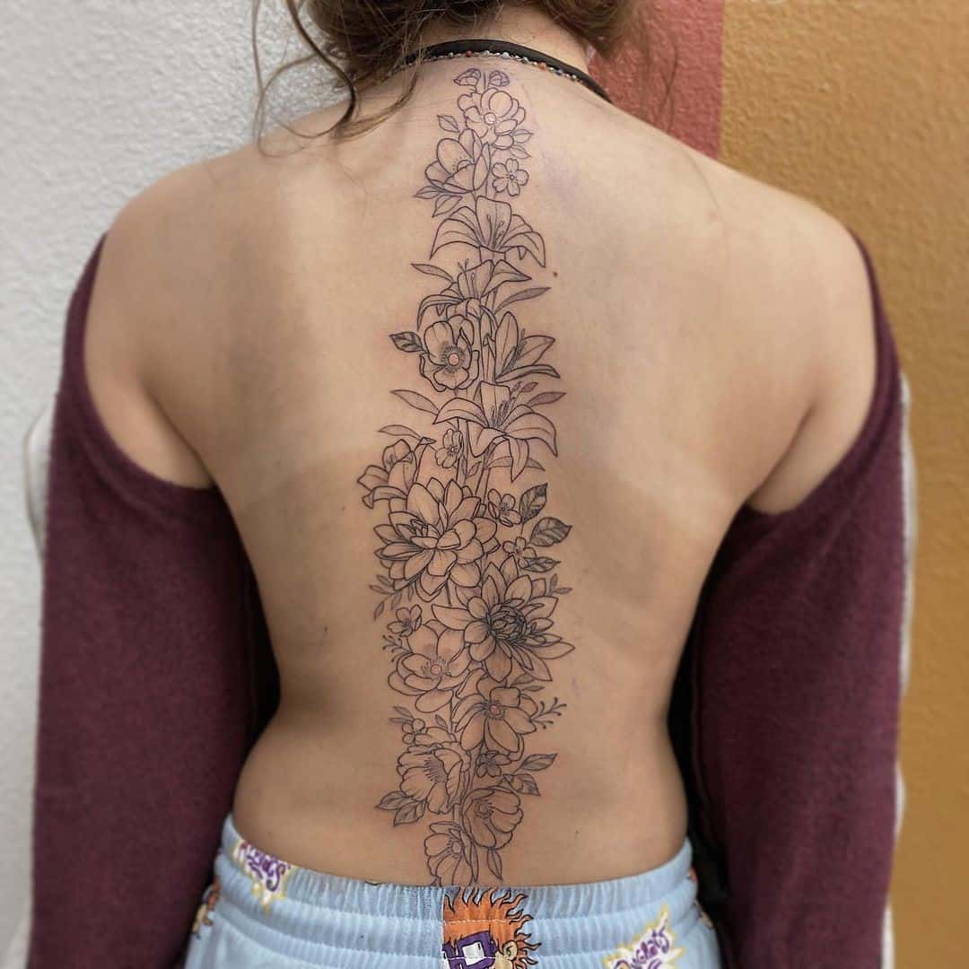 Tatuaje de columna vertebral de flor dramática, larga y audaz 