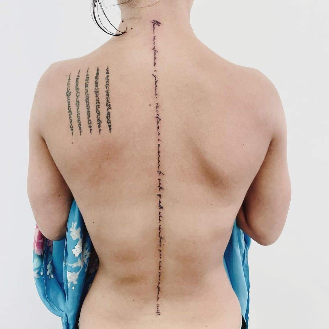 Cita en el tatuaje de la columna vertebral 