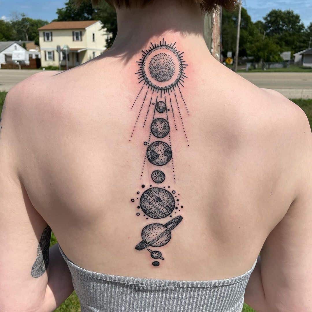 Tatuajes de columna inspirados en planetas 