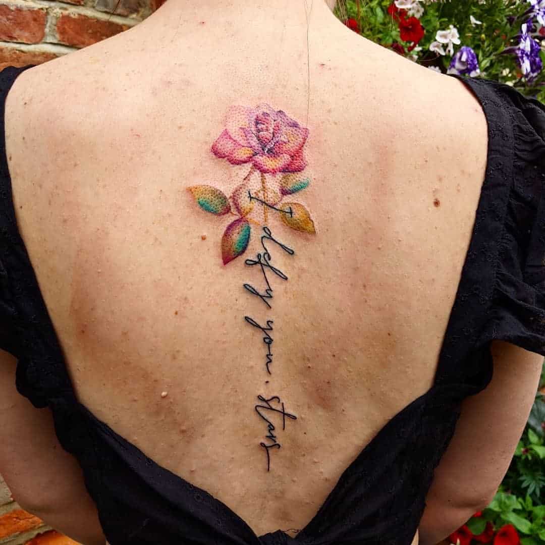 Tatuaje en la columna, flor colorida brillante 