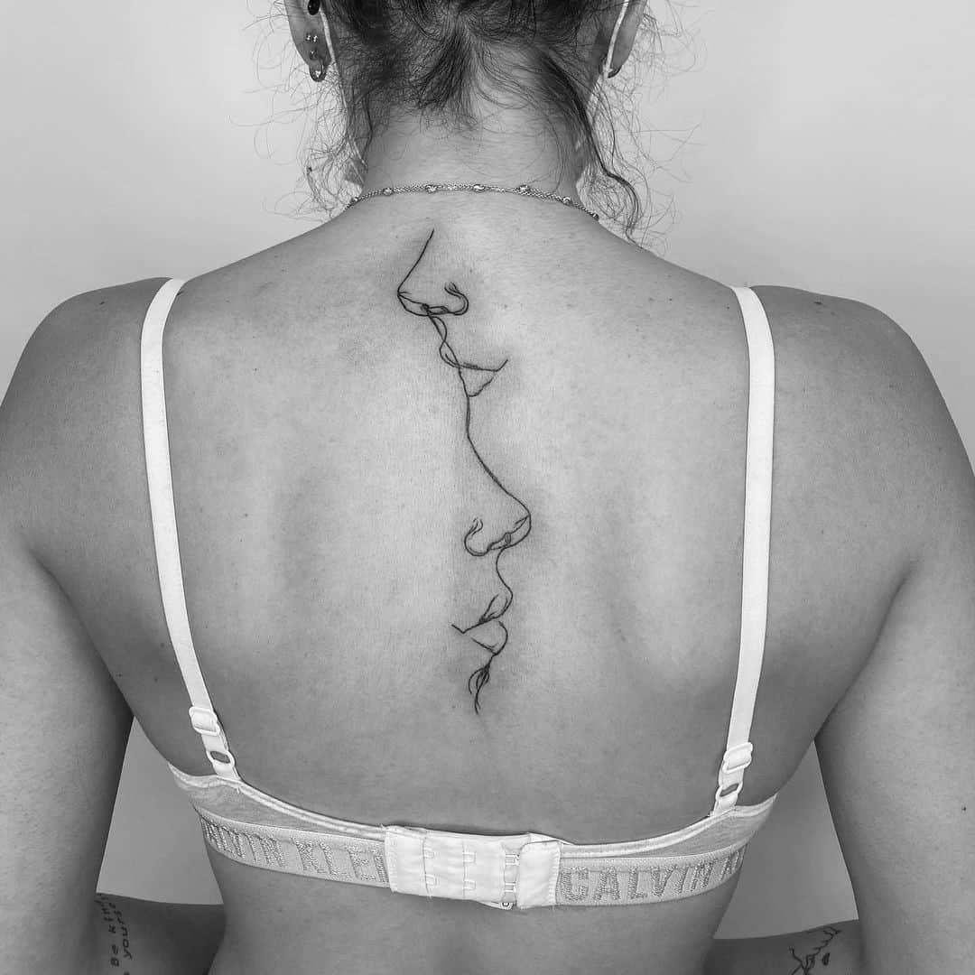 Tatuaje de columna femenino y artístico 