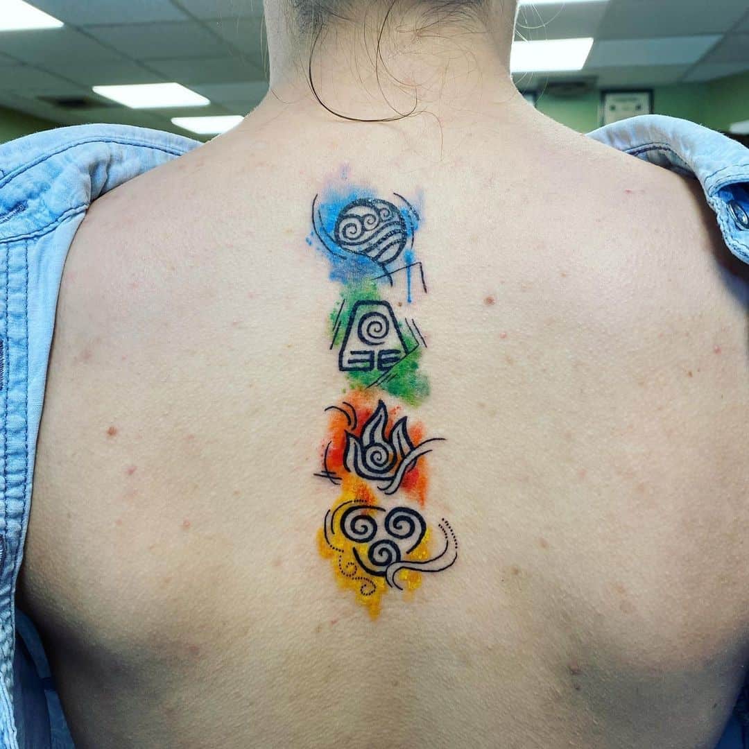 Tatuaje de columna inspirado en elementos de la tierra 