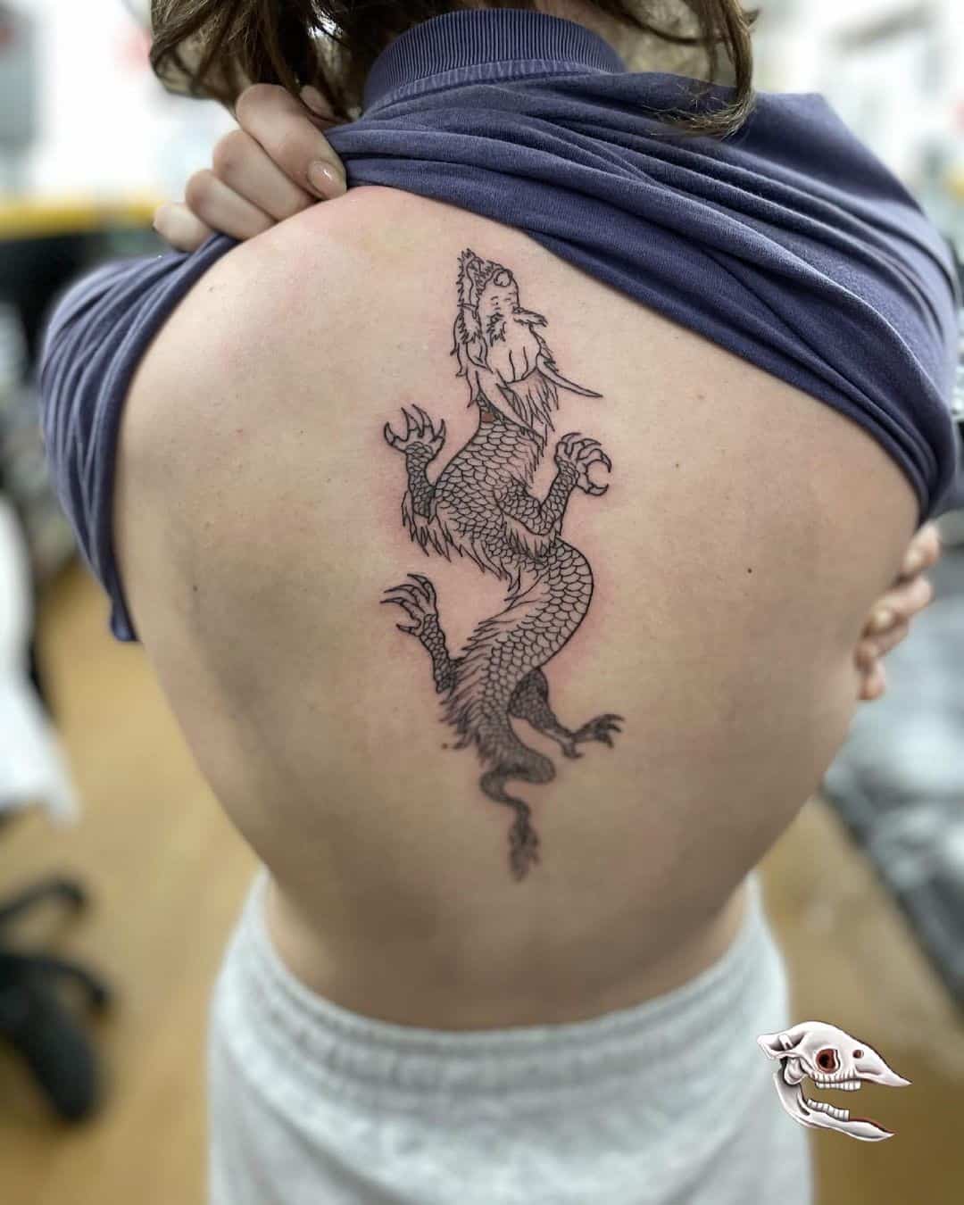 Dragón inspirado en la columna vertebral tatuaje para mujeres 