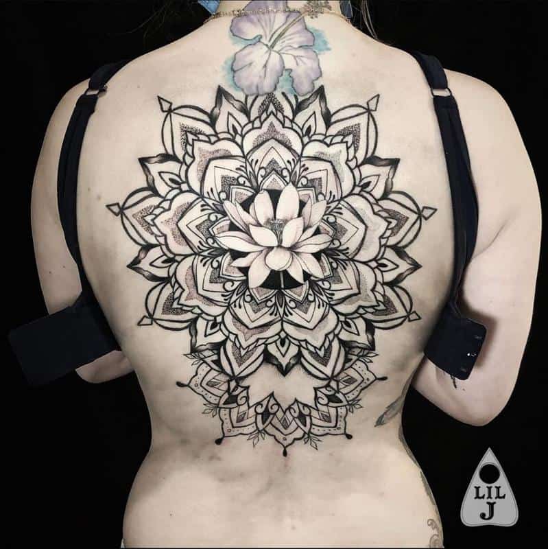 Tatuaje en la espalda para niñas 2