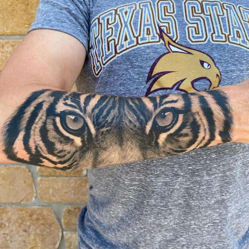 Diseño clásico del tatuaje de los ojos del tigre del antebrazo