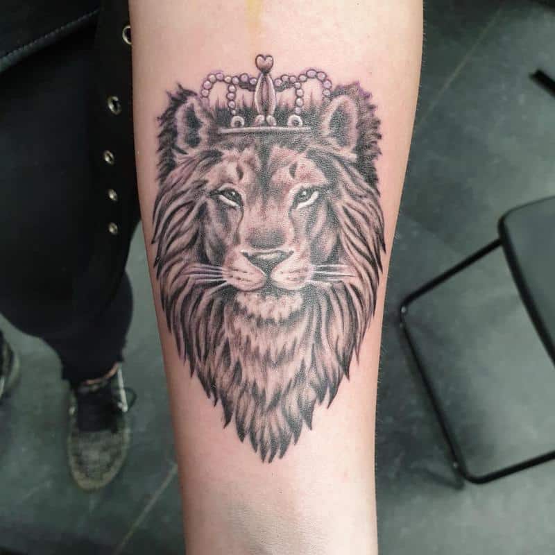 león con corona tatuaje