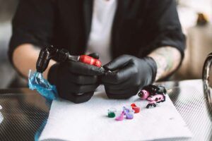 Los 5 mejores guantes para tatuadores: todo lo que necesitas saber + las mejores marcas