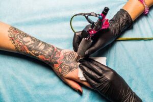 Los 30 mejores tatuadores que debes seguir en 2022