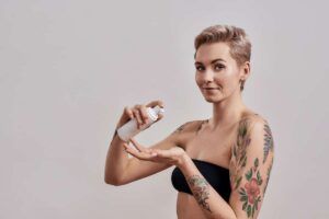 Los 5 mejores aerosoles para adormecer tatuajes de 2022: todo lo que necesitas saber