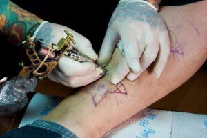 ¿Puede un tatuaje causar daño a los nervios?