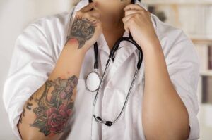 ¿Pueden los médicos tener tatuajes?  - Tatuaje de autoridad