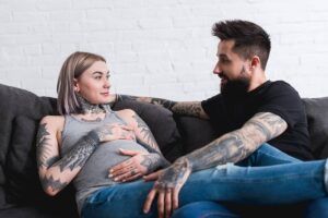 ¿Hacerse un tatuaje puede causar un aborto espontáneo?  – Tatuaje durante el embarazo
