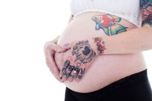 ¿Hacerse un tatuaje durante el embarazo puede causar un aborto espontáneo?
