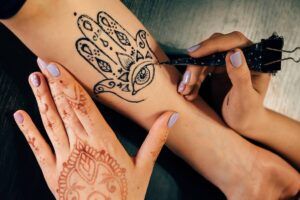 Más de 20 ideas modernas de tatuajes de Hamsa: diseño para proteger siempre tu espíritu