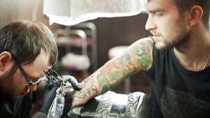 Trabajos comunes que permiten tatuajes visibles