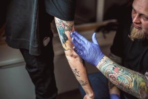 Cómo arreglar un tatuaje levantado: consejos y trucos de alivio rápido
