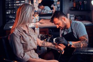Cómo obtener una licencia de tatuaje: guía detallada a través de su viaje como artista del tatuaje