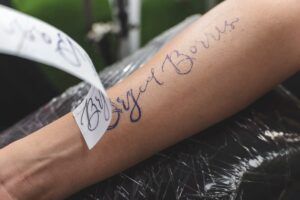 ¿Cómo usar papel de transferencia de tatuajes?  – ¡Tu guía de referencia!