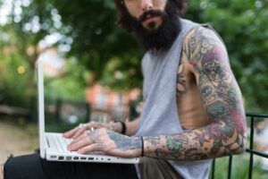 Trabajos que permiten tatuajes: ¿Dónde puedes trabajar y mostrar tu tinta?