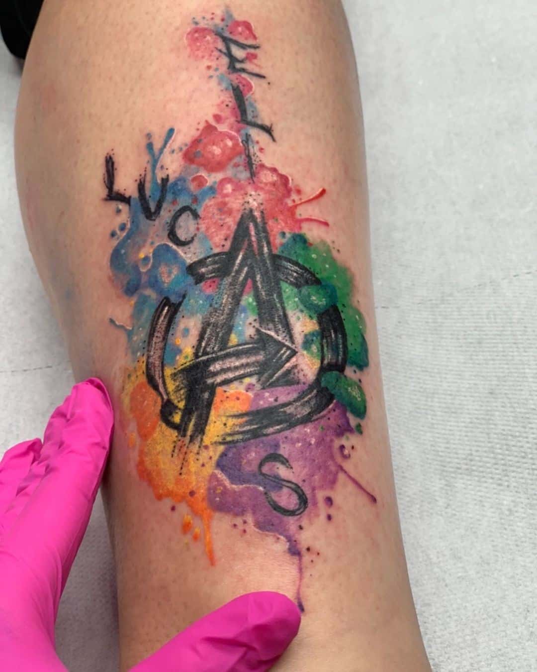 Símbolo colorido del tatuaje de los Vengadores