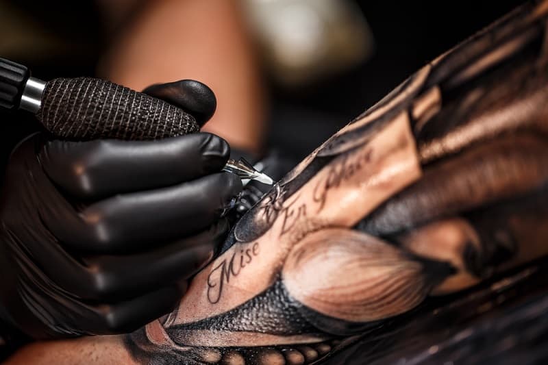 Guantes para tatuadores: todo lo que usted y su tatuador necesitan saber