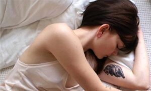 Cómo evitar que un tatuaje se pegue a las sábanas