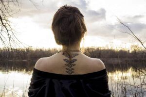 Las 30 mejores ideas de diseño de tatuajes en la columna vertebral para mujeres (2022 actualizado)