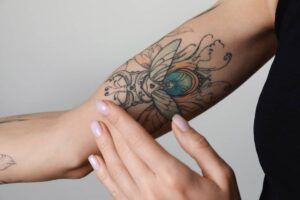 Qué hacer cuando el tatuaje se está pelando y la tinta se está saliendo (antes y después)