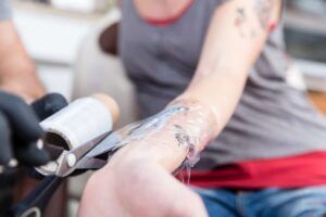 Envoltura de tatuajes: ¿Puedo envolver el tatuaje en film transparente y por cuánto tiempo?