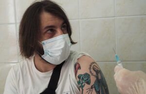 Tatuajes y vacunas COVID: ¿es seguro vacunarse antes o después de un tatuaje?
